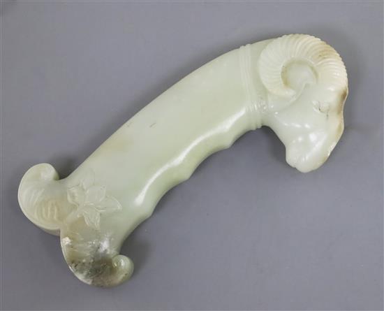 A Mughal jade dagger hilt, 5in.